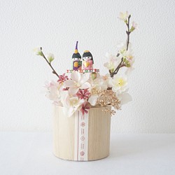 【 Creema限定・春色新作2022】桜とお雛様のフラワーアレンジ 1枚目の画像