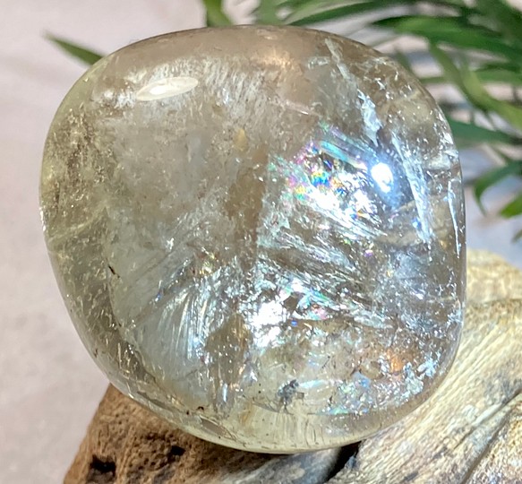 万華鏡✿*:・ レインボー スモーキークォーツ 　原石　タンブル 1枚目の画像