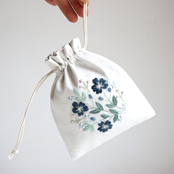 ニュアンスカラー☆お花刺繍のミニ巾着（ネイビーブルー） 1枚目の画像