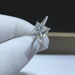 newデザイン】高貴プリンセス モアサナイト ダイヤ リング K18WG 指輪
