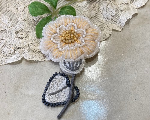 ふんわり優しいお花のビーズ刺繍ブローチ 花 ブローチ fleur(フルール