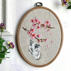 桜の木の下で、、、桜と猫　刺繍タペストリー　 1枚目の画像