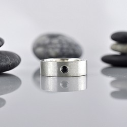寬版戒指 緞面質感 (黑色3mmCZ石) 925純銀 第1張的照片