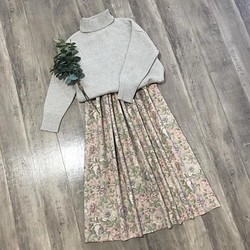 YUWA ピンクベージュ やさしく 上品な お花 の ギャザースカート 1枚目の画像