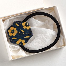 陶製ヘアゴム 六角形・金彩（紺／花柄） 1枚目の画像
