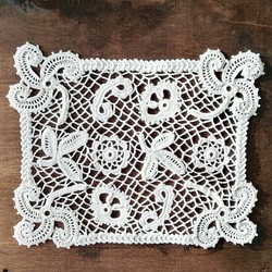 アイリッシュクロッシェレース編みのシャムロックドイリー　テーブルセンター　lace doily