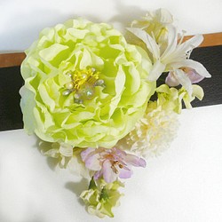髪飾り 成人式 卒業式 結婚式 花 バラとネリネ小花 緑 振袖 袴 浴衣 着物 1枚目の画像