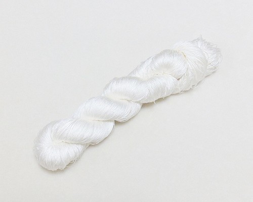 絹糸 80ｇ「染色前糸」 精練済 シルク100％ かがり糸 刺繍糸 組み紐 