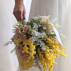 【ウェディングブーケ＆ヘッドドレス】ミモザとお花たちのナチュラルブーケ　ブライダル　花嫁　式 1枚目の画像