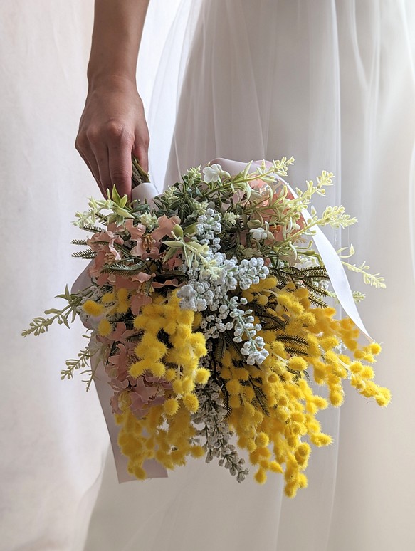 【ウェディングブーケ＆ヘッドドレス】ミモザとお花たちのナチュラルブーケ　ブライダル　花嫁　式 1枚目の画像
