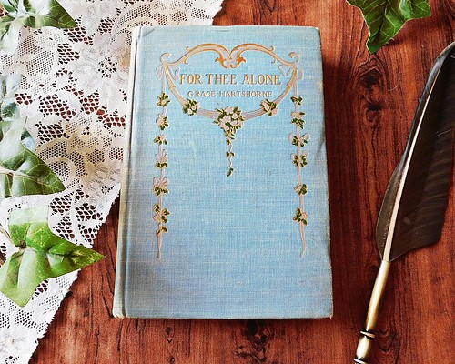 *+:。.。19世紀　英国のロマンチックな詩集　可愛いお花の模様付き表紙　古書　ヴィンテージ本　アンティークブック　洋書
