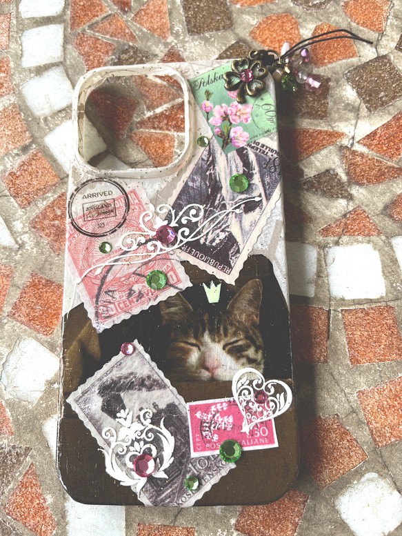 【新作】iPhone13pro用カバー・蓄光「猫と王冠シリーズ・ATUKO2」天然石ストラップ付き 1枚目の画像