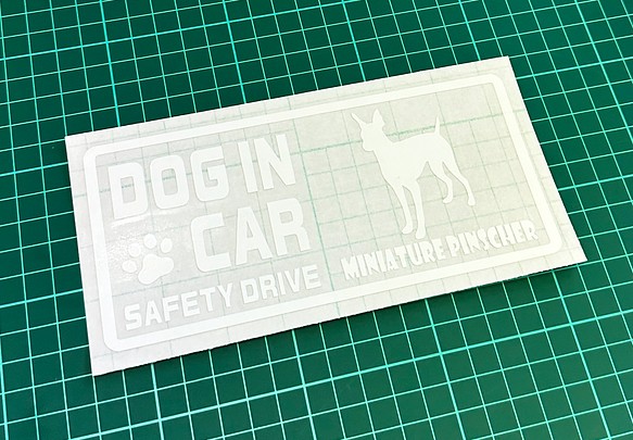 『DOG IN CAR ・SAFETY DRIVE・ミニチュア・ダックスフンド②』ステッカー　8cm×17cm 1枚目の画像