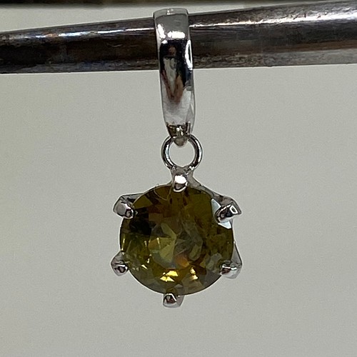 pt900 プラチナ アンドラダイトガーネット 0.67ct ペンダントトップ