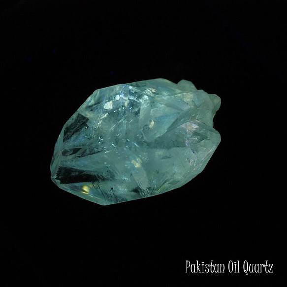 天然石オイルクォーツ(パキスタン産)約4.9g約23mm水晶原石穴なし蛍光