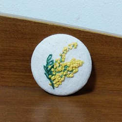 ミモザの刺繍ブローチ　ミモザハンドメイド2023 1枚目の画像