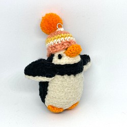 オレンジ色のクチバシ・ポンポンニット帽の小さなペンギン 1枚目の画像