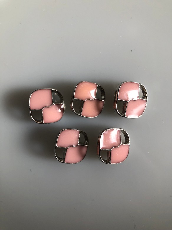 アンティーク ボタン 5個　ビンテージ 昭和 レトロ 個性的 ハンドメイド素材 日本製 ポップ アクセ ピンク 1枚目の画像