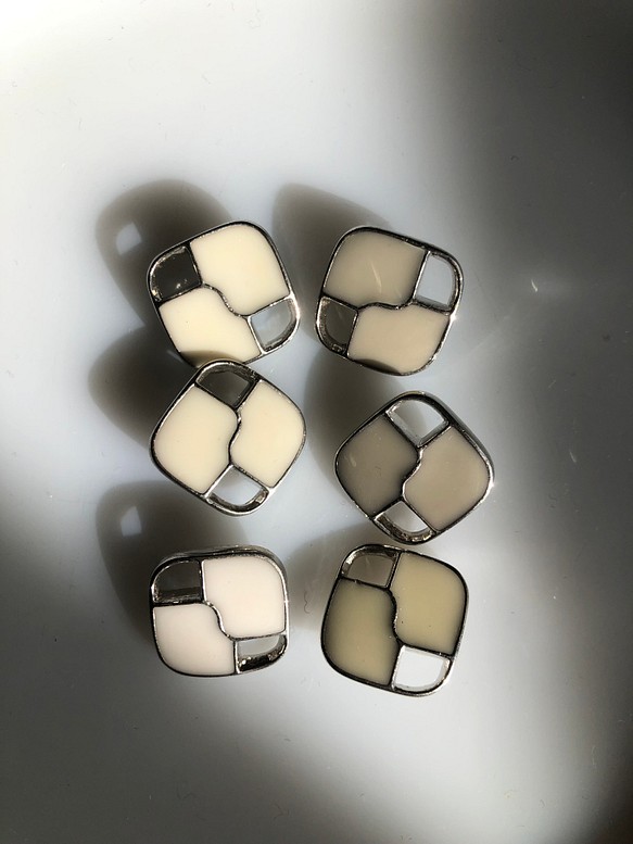 アンティーク ボタン 6個　ビンテージ 昭和 レトロ 個性的 ハンドメイド素材 日本製 ポップ アクセ ホワイト系 1枚目の画像
