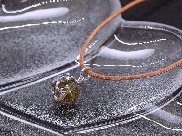 限定商品　蛙(カエル)玉ペンダント　高品質ゴールドルチルクォーツ　革ヒモネックレス付き 1枚目の画像