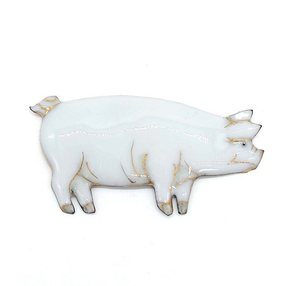 白い豚の七宝焼ブローチ【受注制作】 1枚目の画像