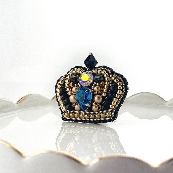 ビーズ刺繍 王冠のピンブローチ（モンタナカラー） 1枚目の画像