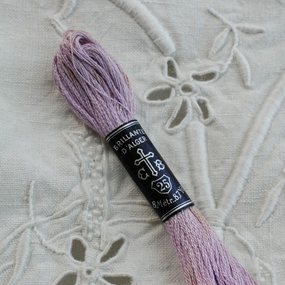アンティーク   CBカルティエ・ブレッソン 刺繍糸 薄紫系 1枚目の画像