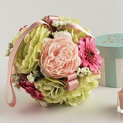 グリーン×ピンク♡フレッシュカラーのボールブーケ　結婚式　可愛いビタミンカラー　バラ・ガーベラ〈2212003S 〉 1枚目の画像