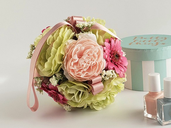 グリーン×ピンク♡フレッシュカラーのボールブーケ　結婚式　可愛いビタミンカラー　バラ・ガーベラ〈2212003S 〉 1枚目の画像