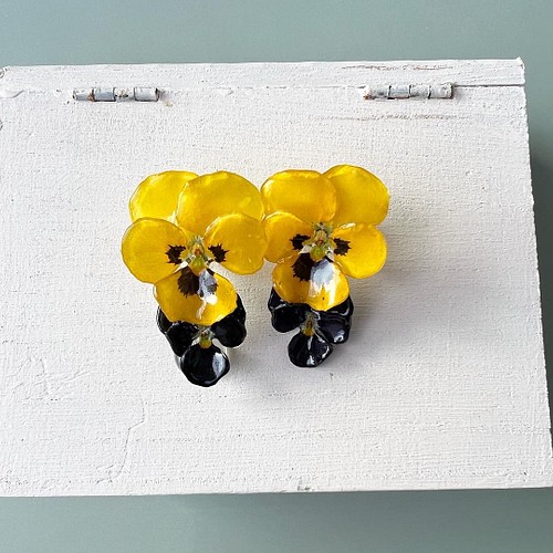 本物の花 ビオラのピアス〈yellow×black〉 ピアス（スタッド・一粒