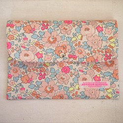 リバティ 母子手帳ケース  ベッツィ/ビンバンブーン B6サイズ マルチケース 1枚目の画像