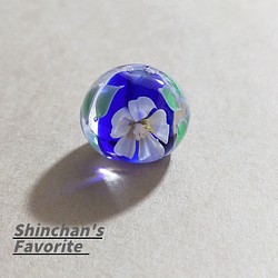 とんぼ玉(青ベース、白いお花) 1枚目の画像