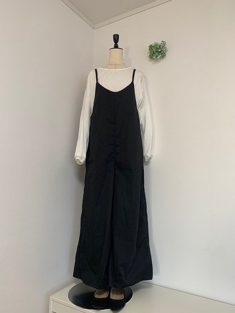 シンプルで着やすい・サロペット・黒/紺・しっかり素材・綿ポリエステル 1枚目の画像