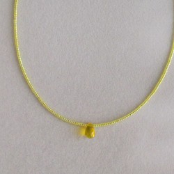 Teardrop オーロライエロー 小さなしずくのガラスビーズネックレス 黄色 極小 1枚目の画像