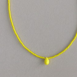 Teardrop レモンイエロー 小さなしずくのガラスビーズネックレス 黄色 1枚目の画像