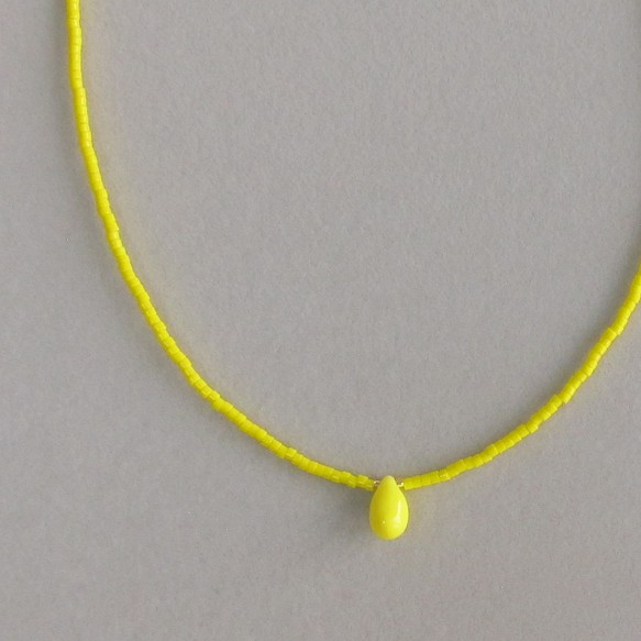 Teardrop レモンイエロー 小さなしずくのガラスビーズネックレス 黄色 1枚目の画像