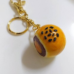 切開蛋黃酥鑰匙圈 鑰匙圈 擬真食物 吊飾 交換禮物 婚禮小物 第1張的照片
