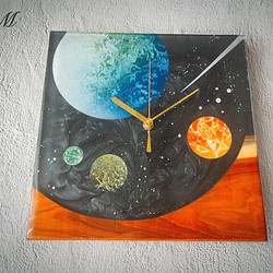 宇宙 ウッド レジン 壁掛け時計 (宇宙 / 星 / 惑星 / 地球 / スプレーアート )　【1点もの】 1枚目の画像