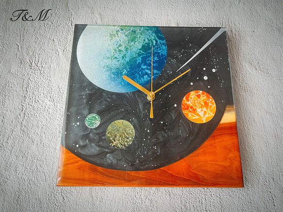 宇宙 ウッド レジン 壁掛け時計 (宇宙 / 星 / 惑星 / 地球 / スプレーアート )　【1点もの】 1枚目の画像