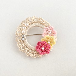 手編み花モチーフとパールのリースブローチ《桜×黄×桃》 1枚目の画像