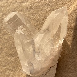 母岩付近にうっすらピンクが美しい　キラキラの輝き　マニカラン　ヒマラヤ水晶　クラスター　4月誕生石 1枚目の画像