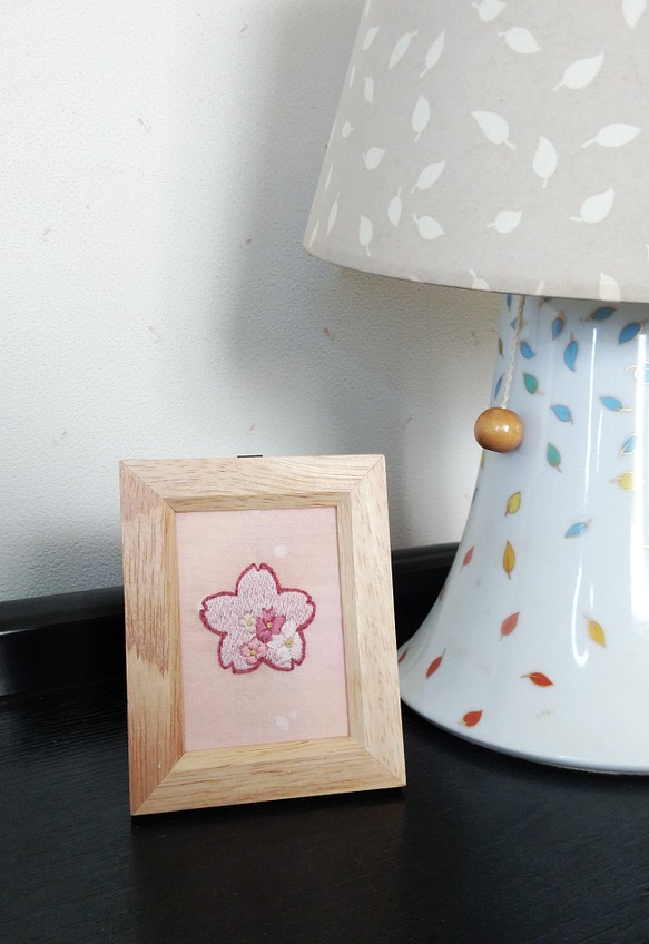 桜の刺繍　額縁　壁掛け 1枚目の画像