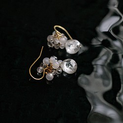 yamabudo : silver & white（earring） シルバーとホワイトの小さな耳飾り 1枚目の画像