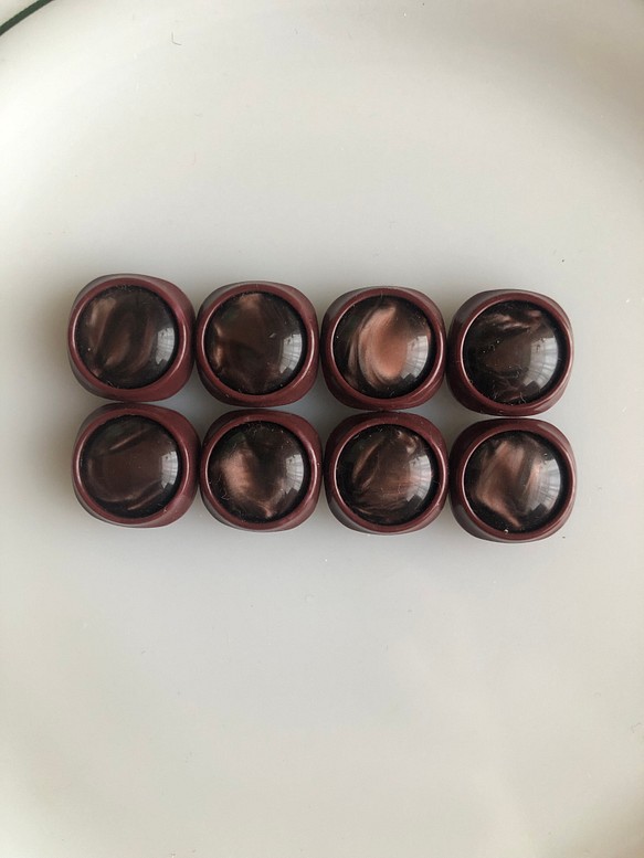 アンティーク ボタン 8個　ビンテージ 昭和 レトロ 個性的 ハンドメイド素材 日本製 ポップ アクセ ライトブラウン 1枚目の画像