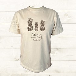 ハワイアンデザインTシャツ パイナップルのシルエット 家族がテーマのイラスト OHANA ハワイ語 半袖カットソー 1枚目の画像
