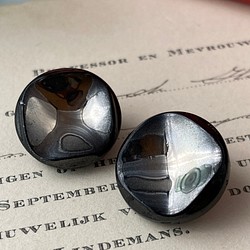 【送料無料】2個 1930s チェコ製 アンティーク ヴィンテージ 黒ガラスボタン 素材 [EY8448] 1枚目の画像