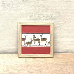 奈良の鹿を麻生地にプリント　吉野杉の額に入れた麻額絵　赤色 1枚目の画像