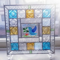 Creemaユーザー様専用　ステンドグラス　よつばのクローバーを運ぶ青い鳥のパネル 1枚目の画像