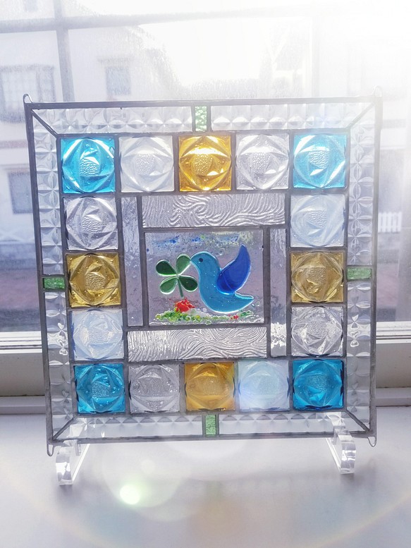 Creemaユーザー様専用　ステンドグラス　よつばのクローバーを運ぶ青い鳥のパネル 1枚目の画像