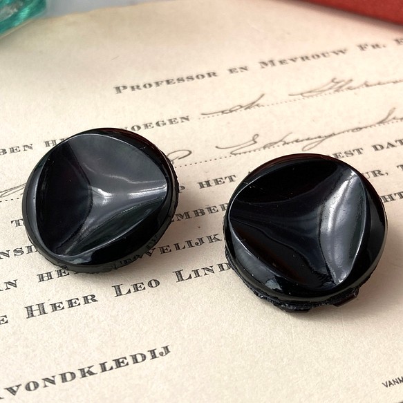 【送料無料】2個 1930s チェコ製 アンティーク ヴィンテージ 黒ガラスボタン 素材 [EY8451] 1枚目の画像